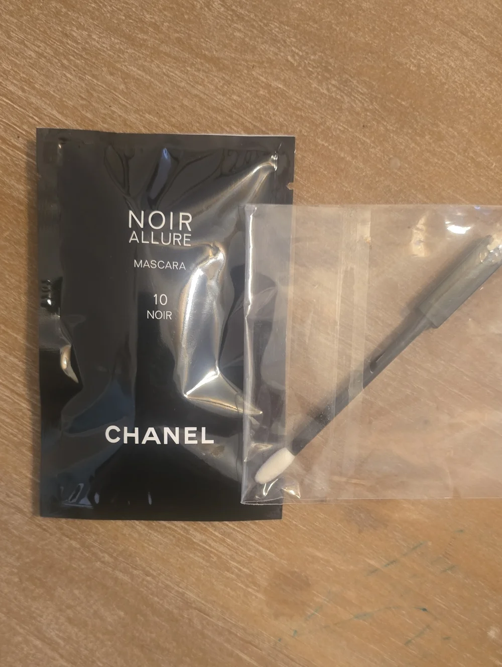 Sample Le Volume Revolution De Chanel Mascara And Chanel Makeup Applicator